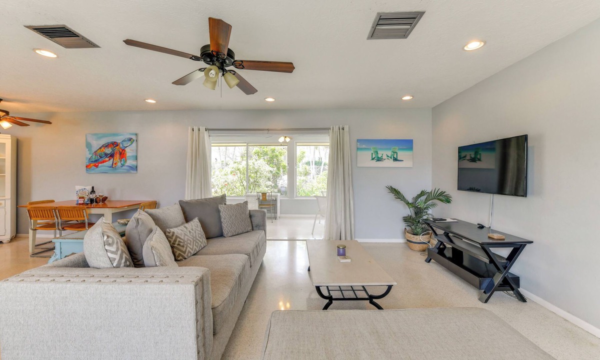 Sarasota House | Snowbird Haven! Pet Friendly & 3 Mi to Siesta Key