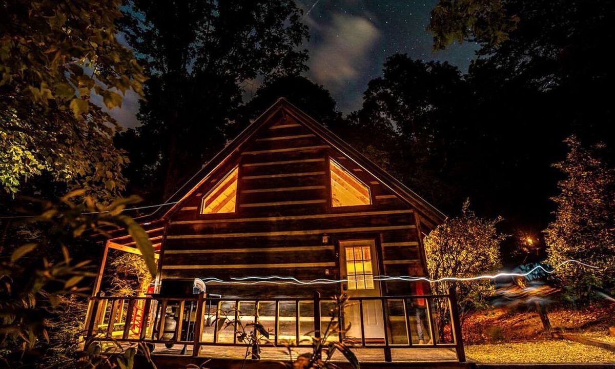Copperhill Cabin | Snug and Cozy Cabin Rental with a Hot Tub near Copperhill for a Relaxing Vacation in Tennessee