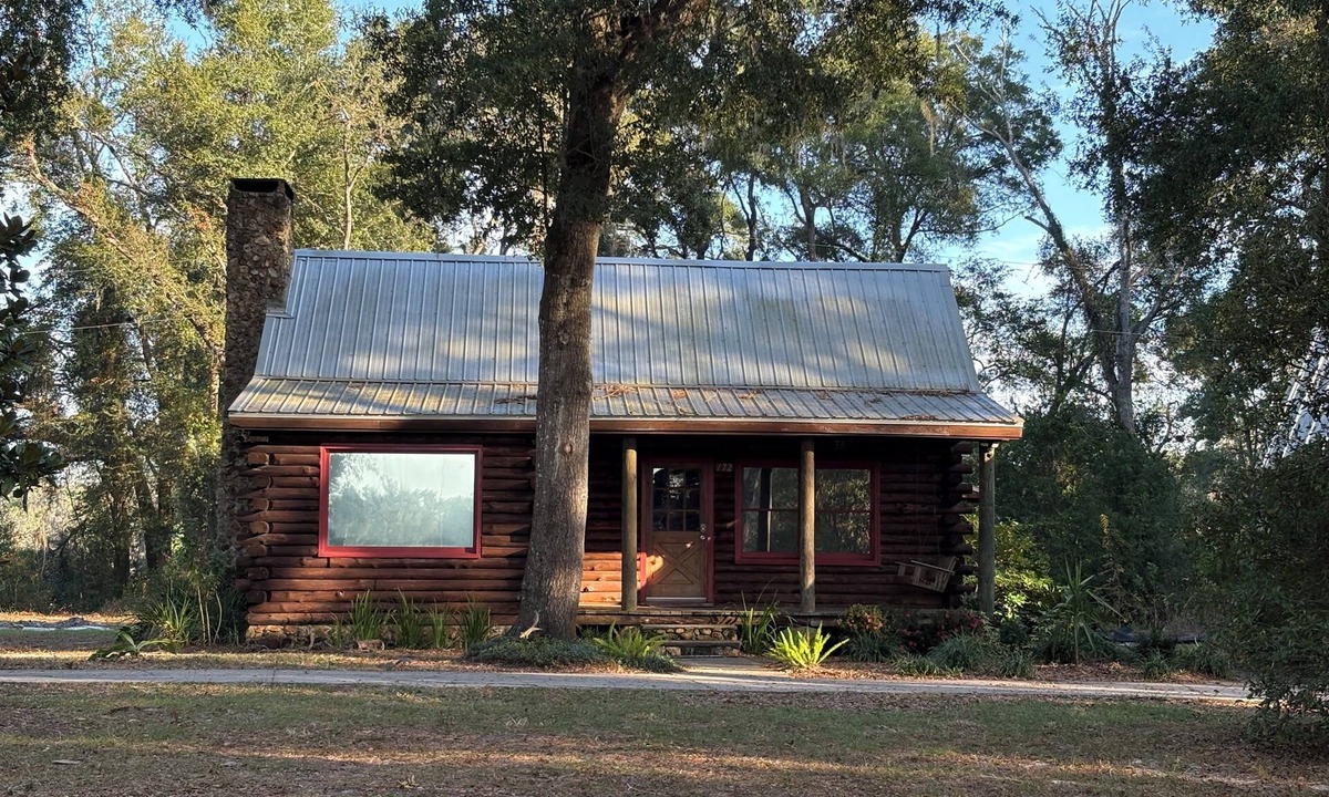 Bushnell Cabin | Soothing 3-bedroom two-story log cabin with AC in charming Bushnell
