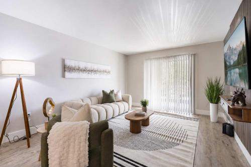 Beach Park Apartment | South Tampa Resort Retreat Pool Gym & Walkable Location