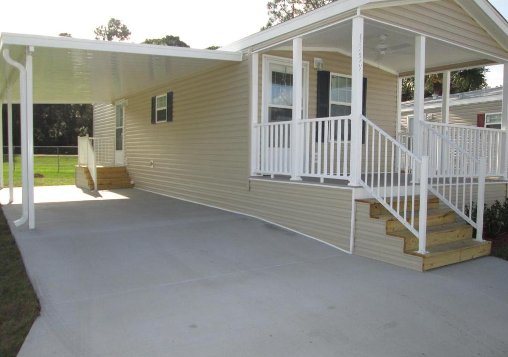 Eustis Resort | Southern Palms Park Model 13