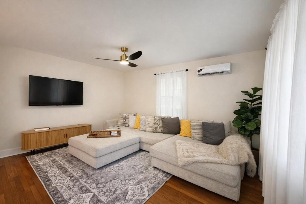 Southside House | Spacious 2 BR with HotTub Close to Downtown and Beach