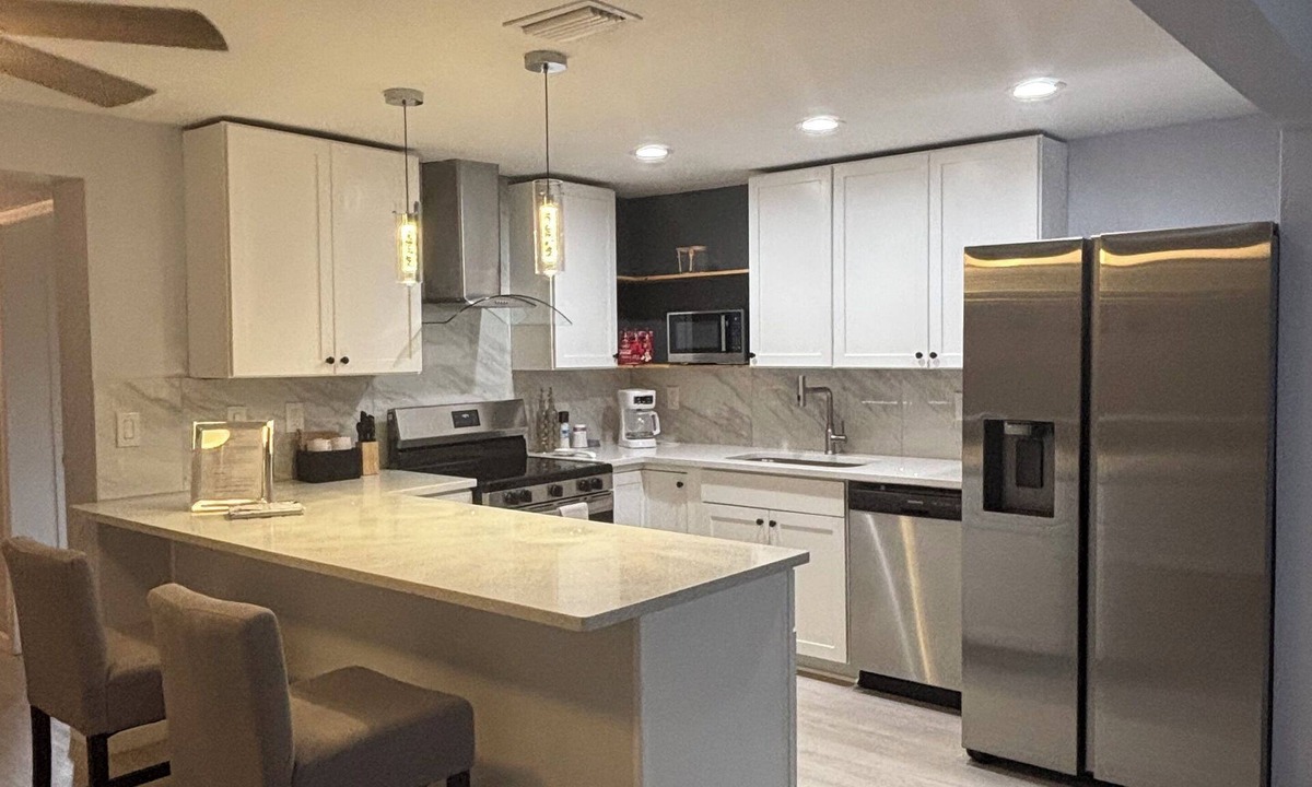 Holiday House | Spacious 3-Bedbroom Sleep 7 Family Retreat Near Tarpon Springs & Nearby Beaches!