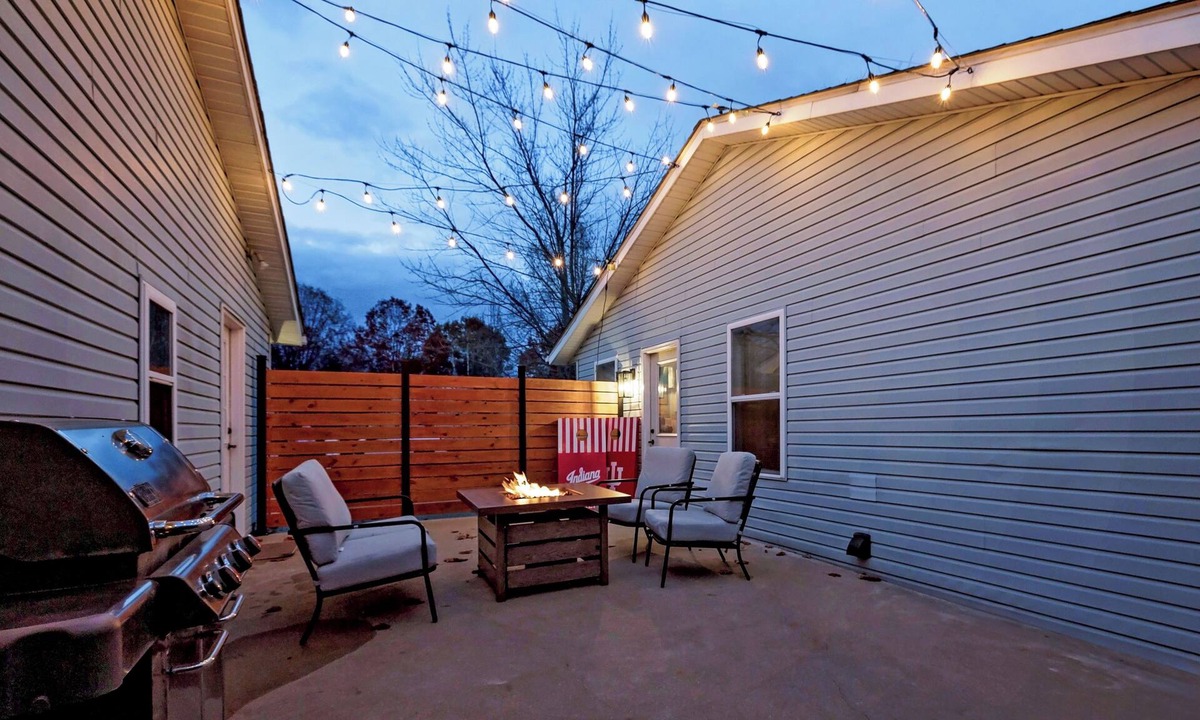 Bloomington House | Spacious 3bd Home~10min IU Baseball~2 K Beds~Huge Kitchen~Fire Pit+Ping Pong