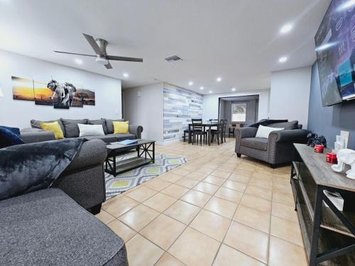 Sarasota Springs House | Spacious 3BR house, Fenced Yard, 16 mins to Siesta Key Beach