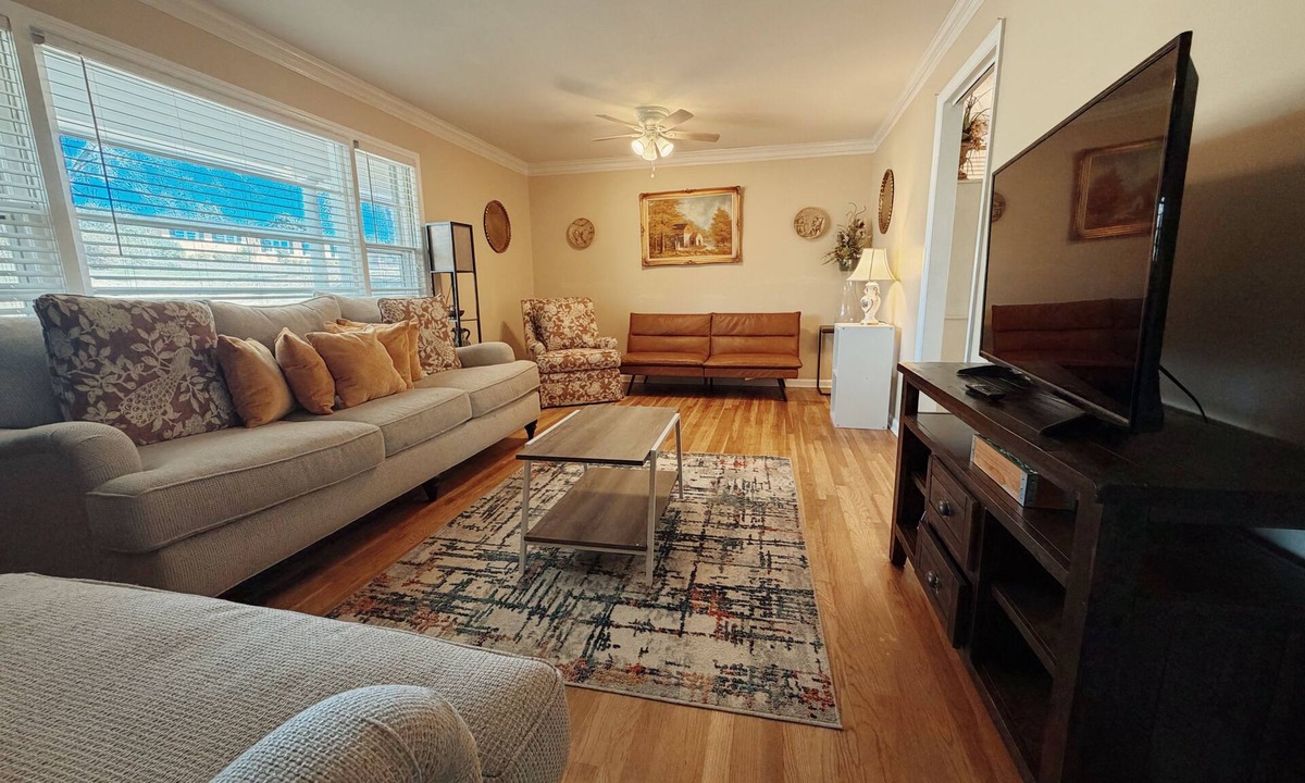 Valdosta House | Spacious 3BR Sleeps 10 Near VSU, SGMC & Moody AFB Fast WiFi + Parking
