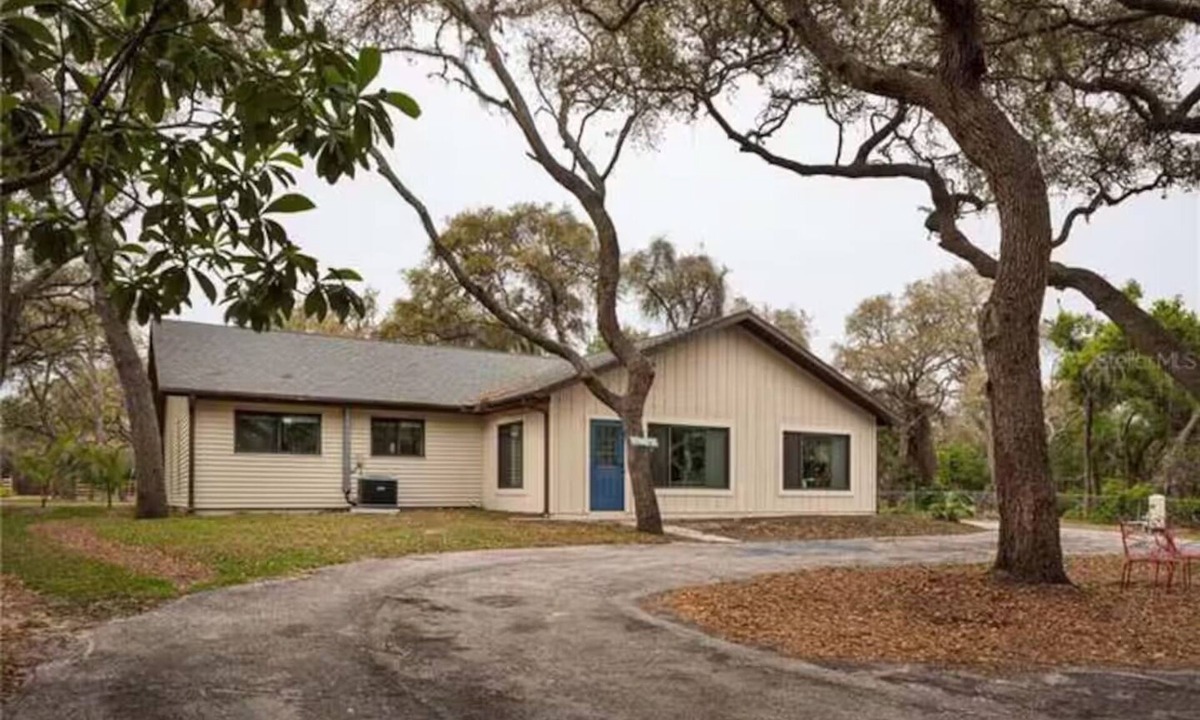 Port Richey House | Spacious 4-bedroom farmhouse in tranquil New Port Richey with AC