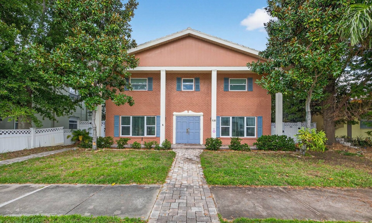 Historic Old Northeast House | Spacious 4-bedroom in Beautiful Downtown St Petersburg with AC, Billiards & BBQ