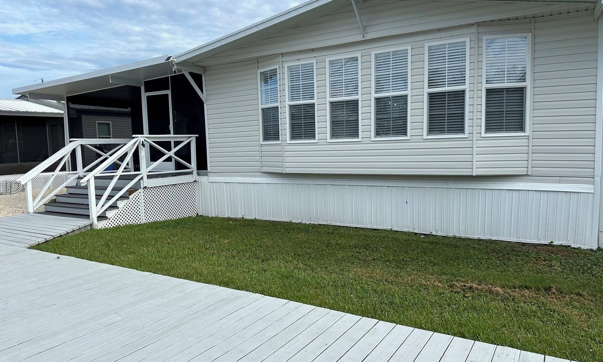 Homosassa House | Spacious 4-bedroom mobile home with WiFi and AC in welcoming Homosassa