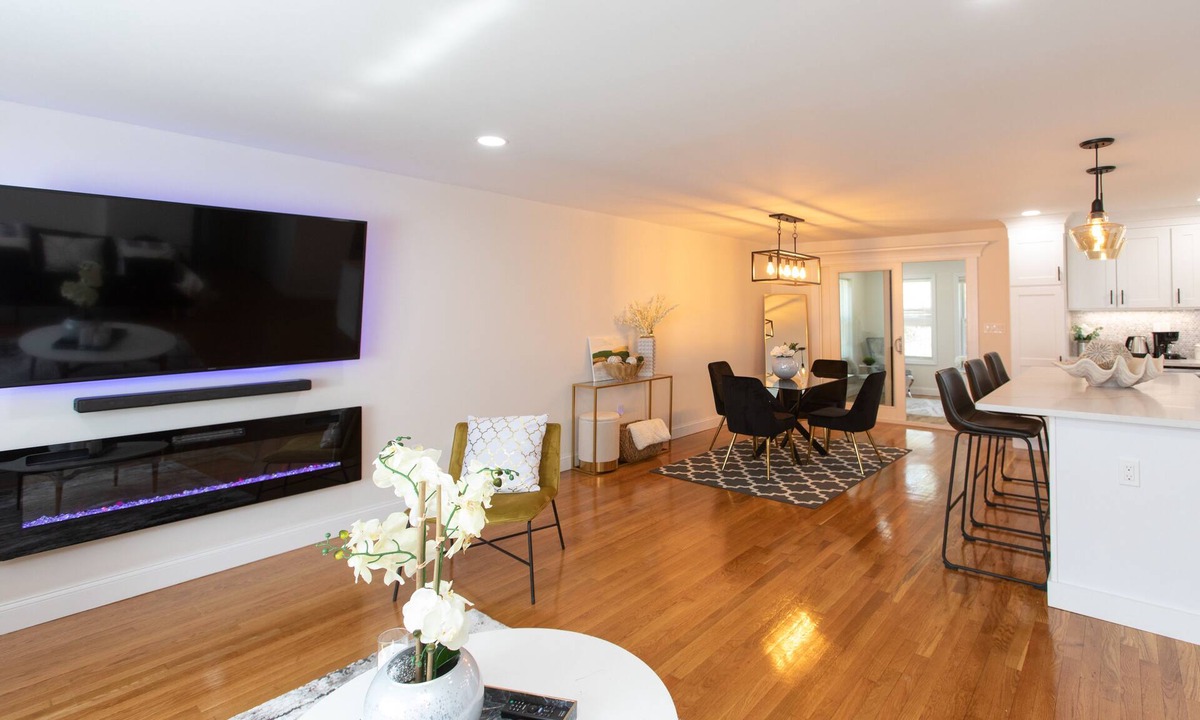 Randolph House | Spacious 4BR with Modern Amenities – Family-Friendly