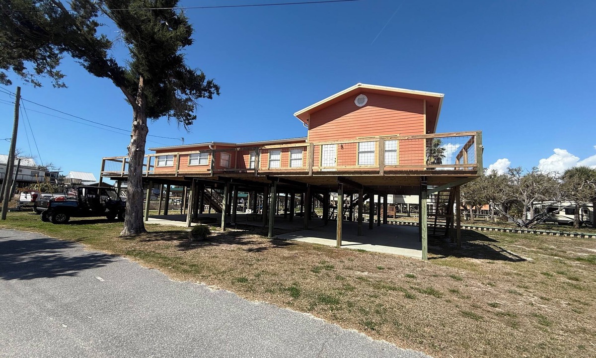 Horseshoe Beach House | Spacious 5-bedroom house in peaceful Horseshoe Beach with AC. Multi-Family Ready