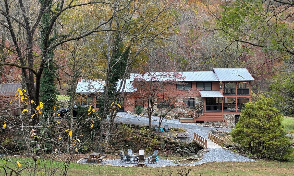 Whittier House | Spacious 6BR estate-loud creek,lighted pickleball basketball stocked fishpond