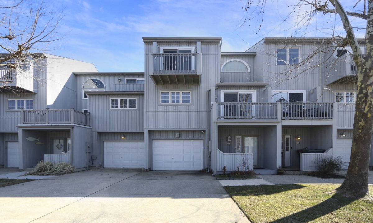 Southend House | Spacious Beach Contemporary Townhome with pool and bicycles