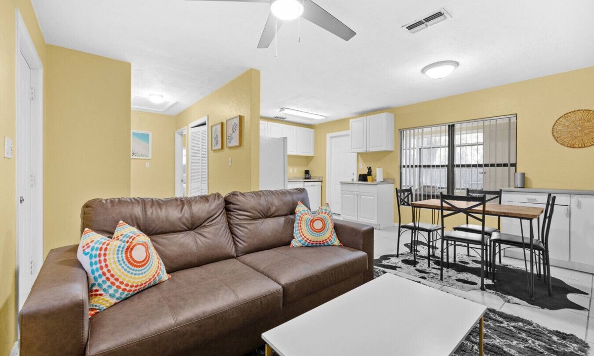 Gainesville House | Spacious & Comfy 2 BR Duplex- Downtown Duplex