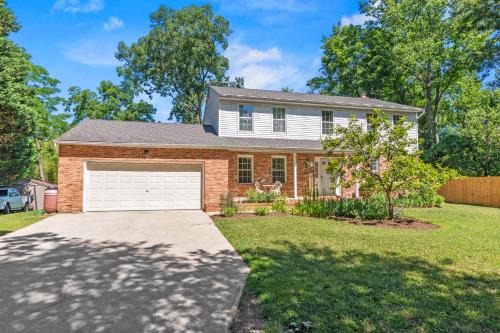 Parole House | Spacious Edgewater Home Deck & Sleeps 10