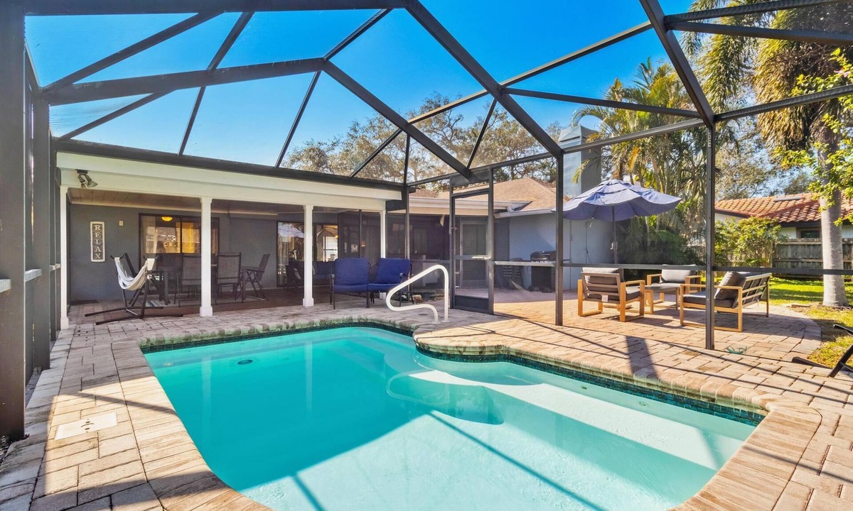 Largo House | Spacious Home Sleeping12 Private Pool+Near Beach