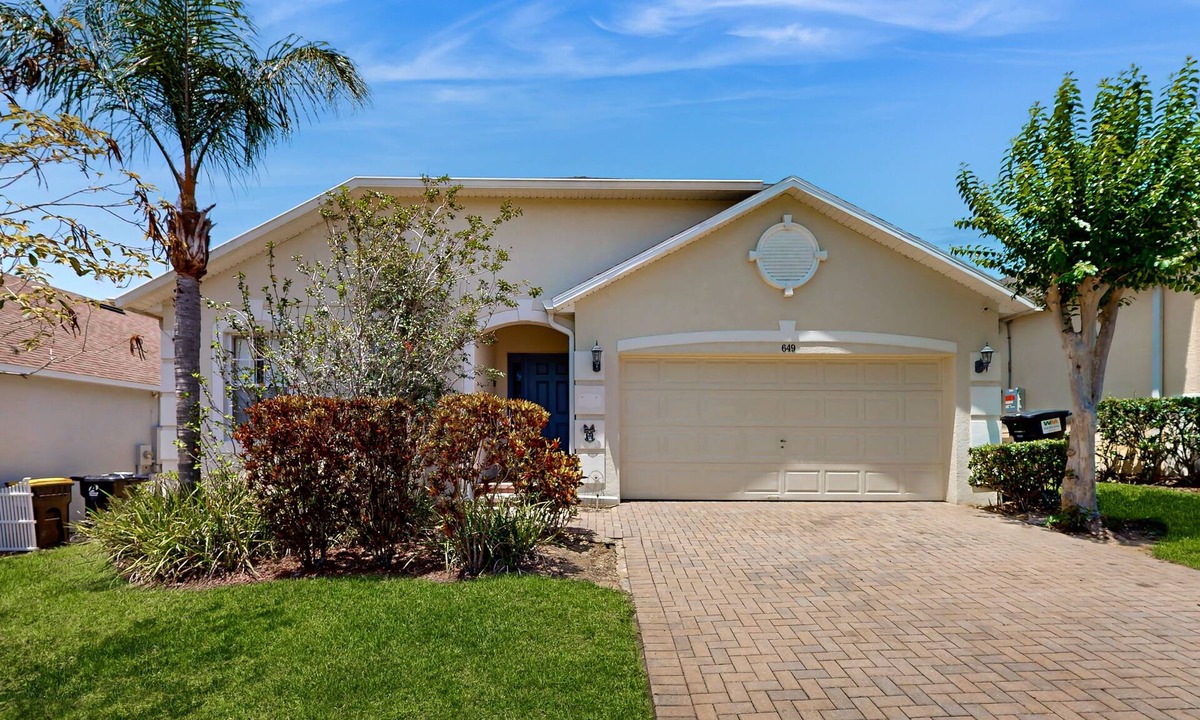 Highgate Park House | Spacious home with private pool, pool table and air hockey