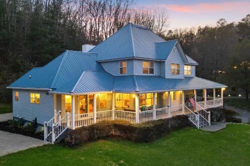 Murphy House | Spacious Murphy Home w/Game Room + Fire Pit!
