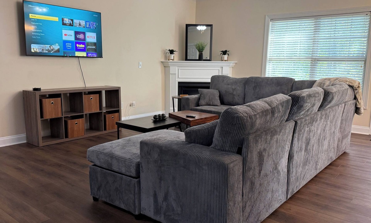 Snellville House | Spacious townhome ideally located in Grayson with private backyard. Sleeps 8