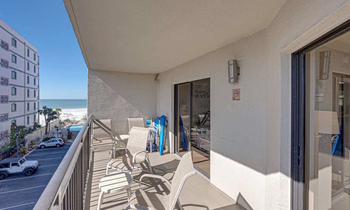 Belle Vista Condo | St Pete Beach 2BR | Beachfront Pool + Jacuzzi
