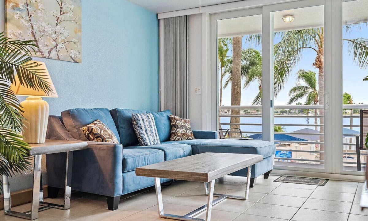St. Petersburg Apartment | St Pete Isla Bahia Vista 8-210 Bay View