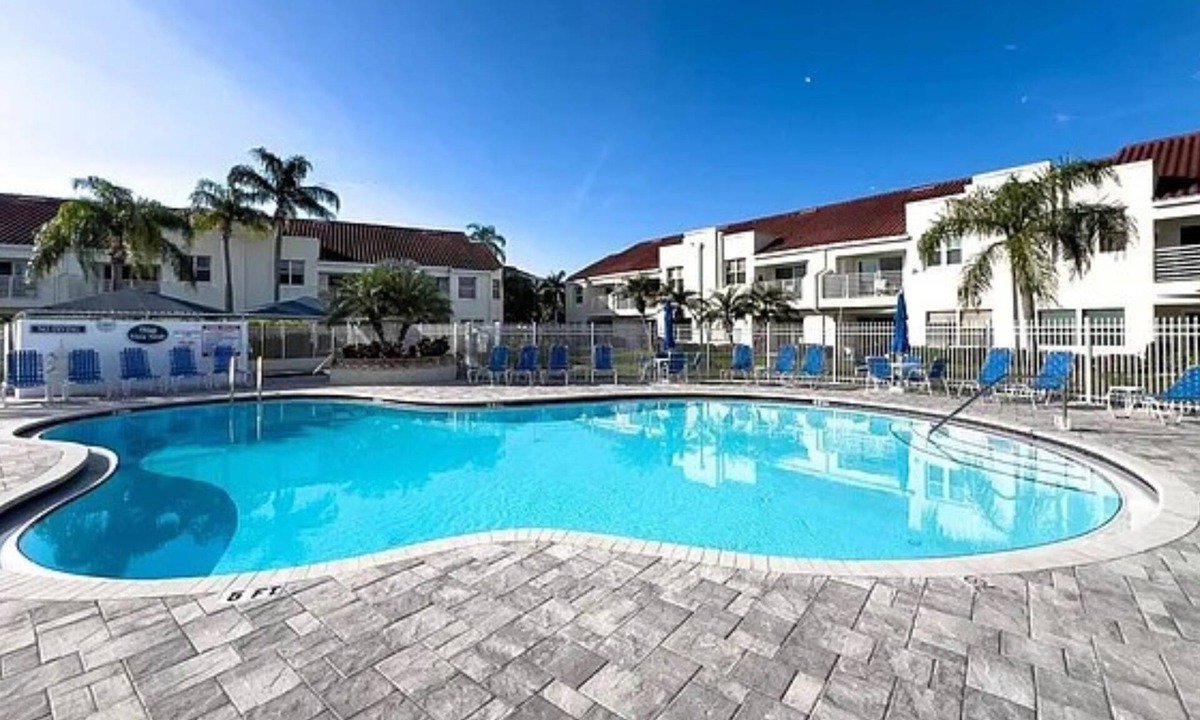Isla del Sol Condo | St Pete's & Pass-A-Grille Resort Style Vacation-Newly Renovated - Pool & Hot Tub