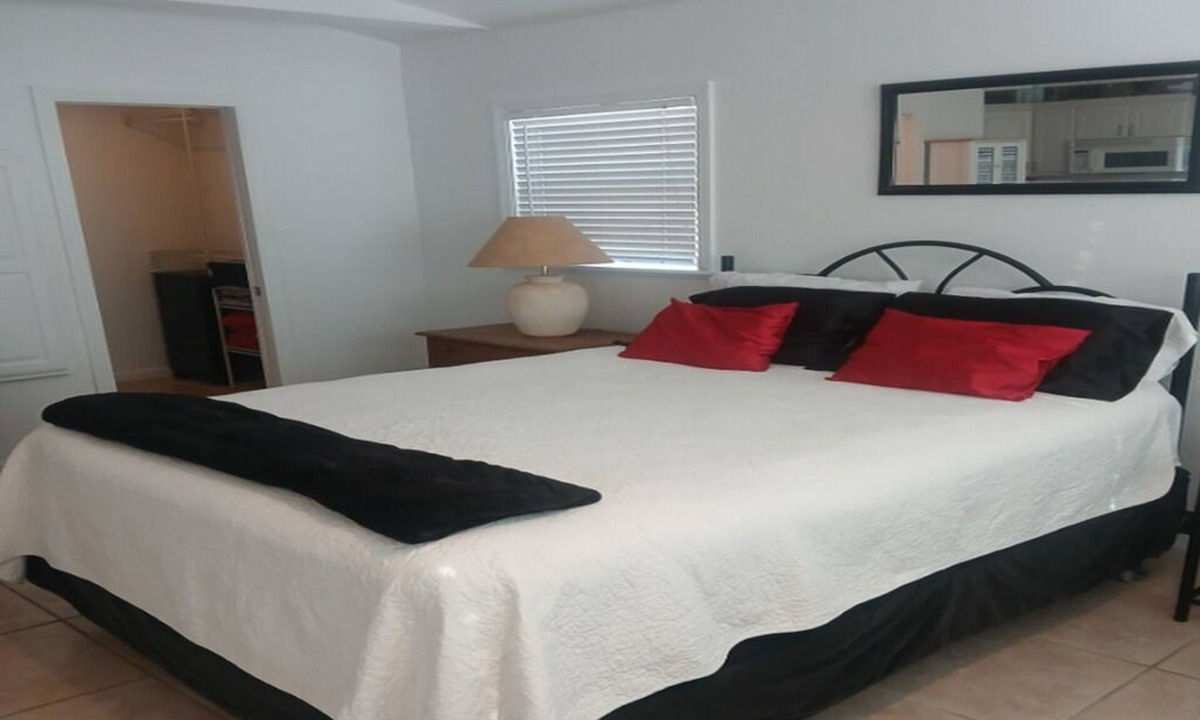 North East Park House | St. Petersburg Romantic Vacation Guest house, Monthly or less