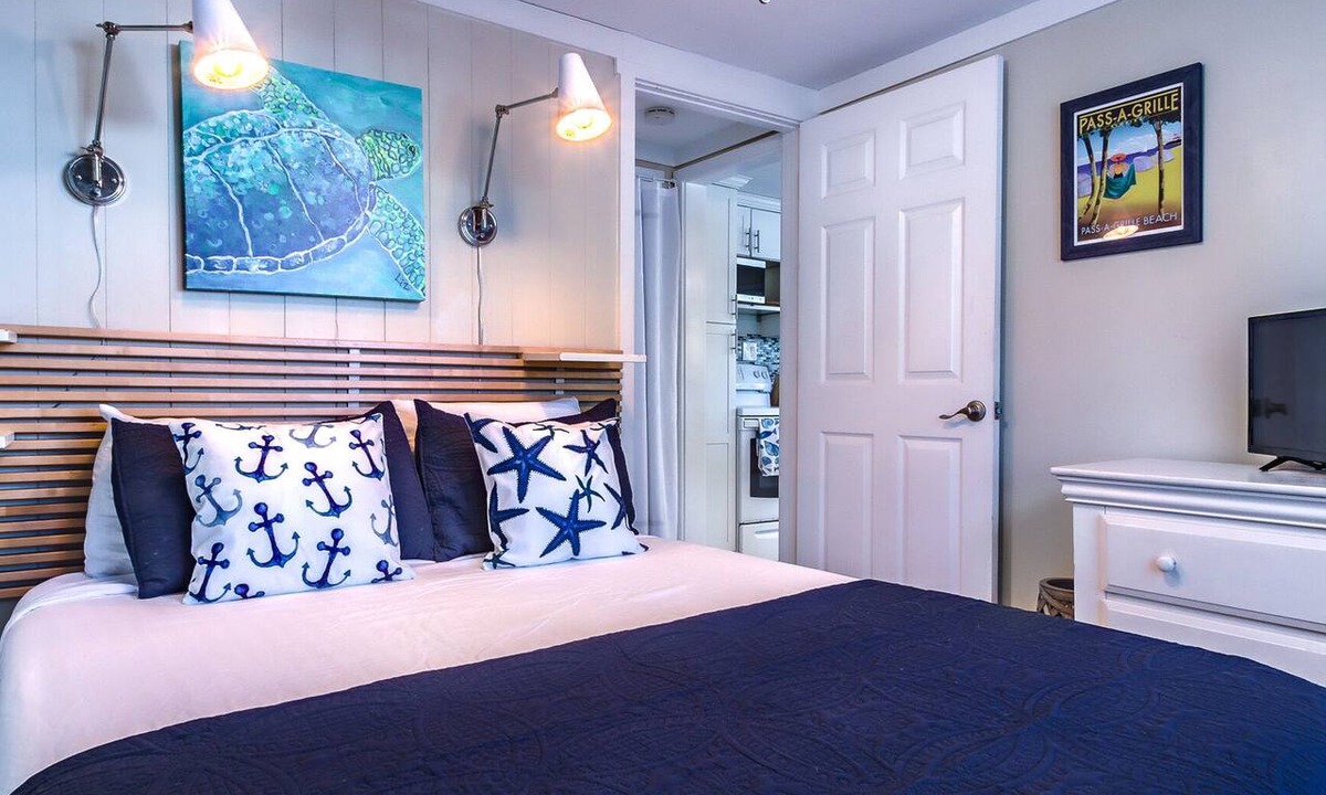 Pass-a-Grille House | Starfish Cottage 1B PetFriendly Steps from Pass-a-Grille Beach with Free Parking