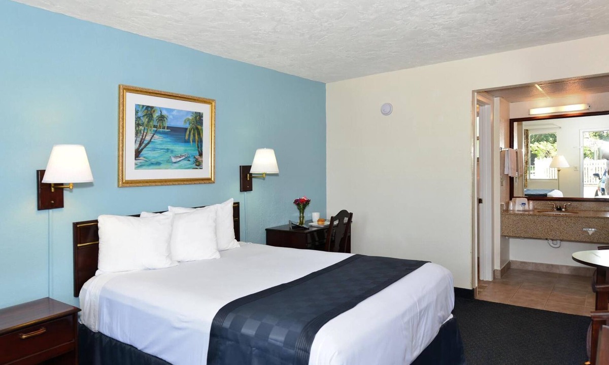 Bradenton Hotel | Stay in an Inviting Room Conveniently Near Restaurants, w/Free Parking & Pool