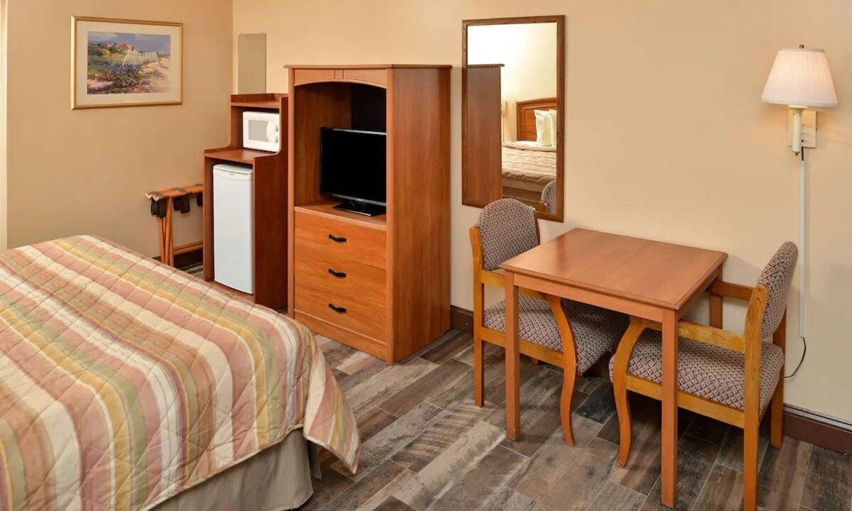St. Augustine Beach Hotel | Stay Near St. Augustine Beach - 1.7 mi | Room w/Free Parking & Breakfast