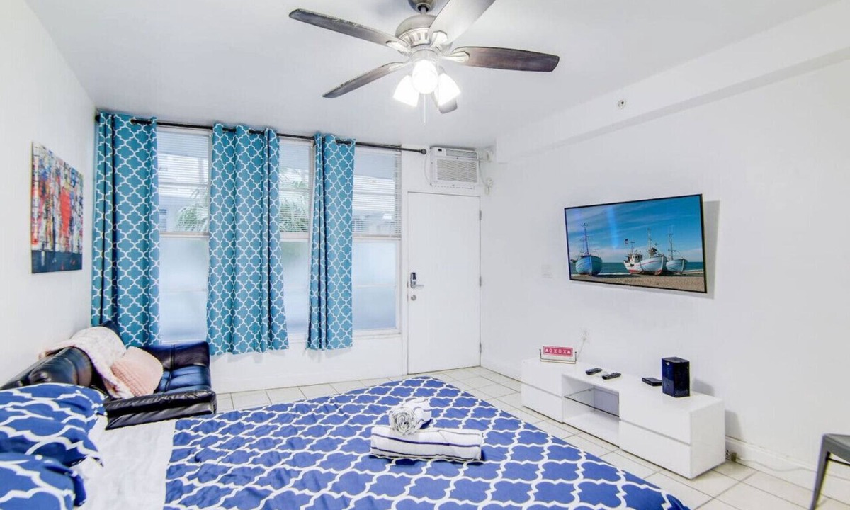 South Beach Condo | Steps 2 Beach, Prime Ocean Dr Condo w/2 Queen Beds