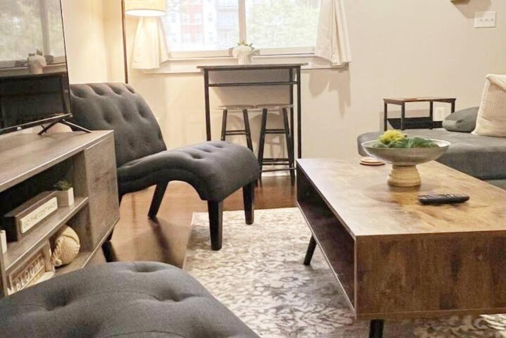 First Ward Apartment | Studio Townhouse in Uptown King Bed-Wi-Fi-Full Kitchen- Washer & Dryer
