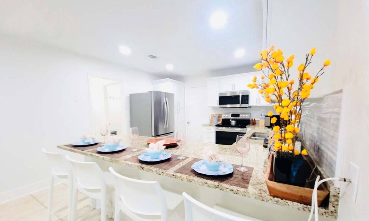 Thomas Drive House | Stunning 4BD Jacuzzi - 4 Min To Beach Panama City