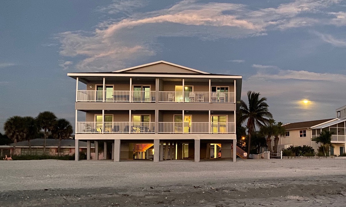 Englewood Condo | Stunning Condo Inside/Out Direct Beach Front