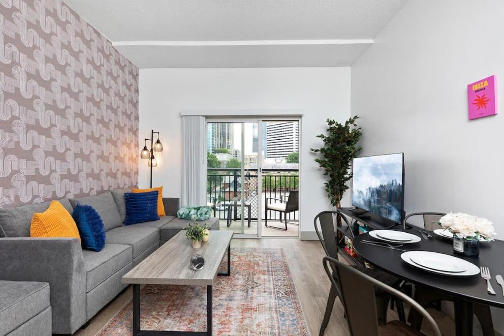 Charlotte Center City Apartment | Stylish 4 Bed - 2 Mins to Stadium - Free Parking - Gym - Views