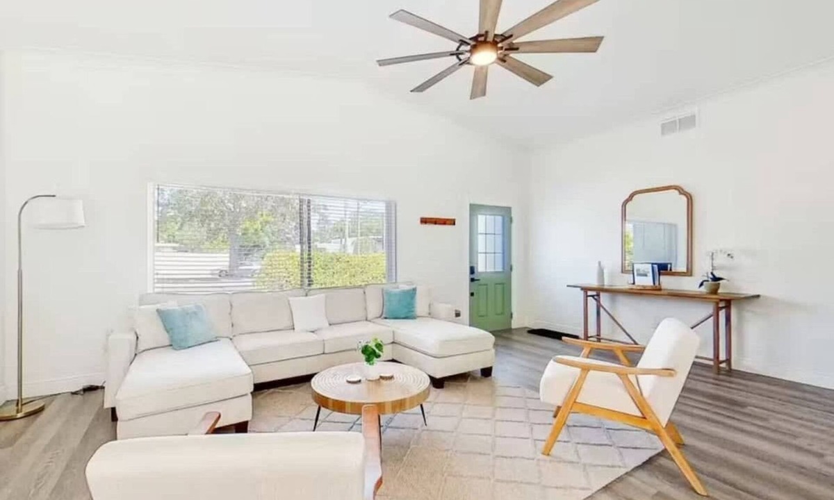 Southgate House | Stylish 4BR Near Siesta Key | Sleeps 8 | Fast WiFi