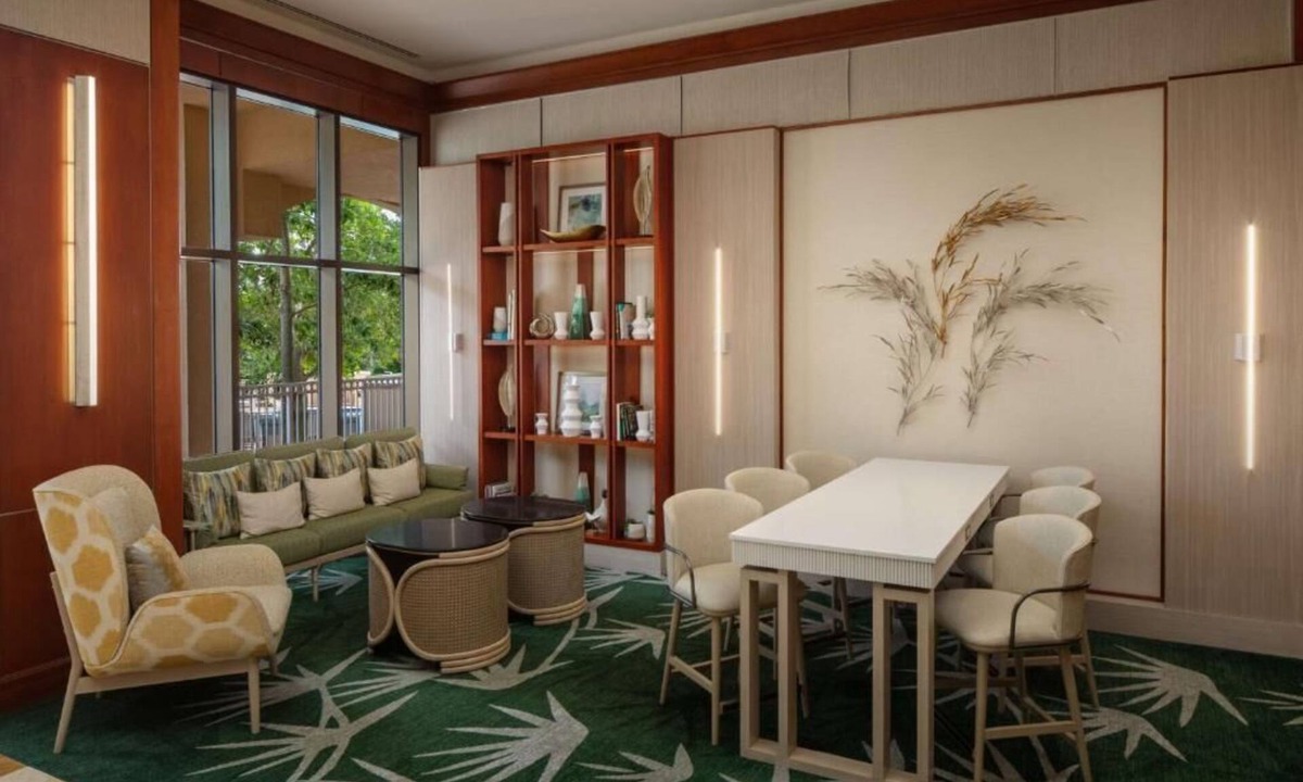 St. Petersburg Hotel | Stylish Escape near Downtown | Lakefront + Pool + Parking | 3 Units