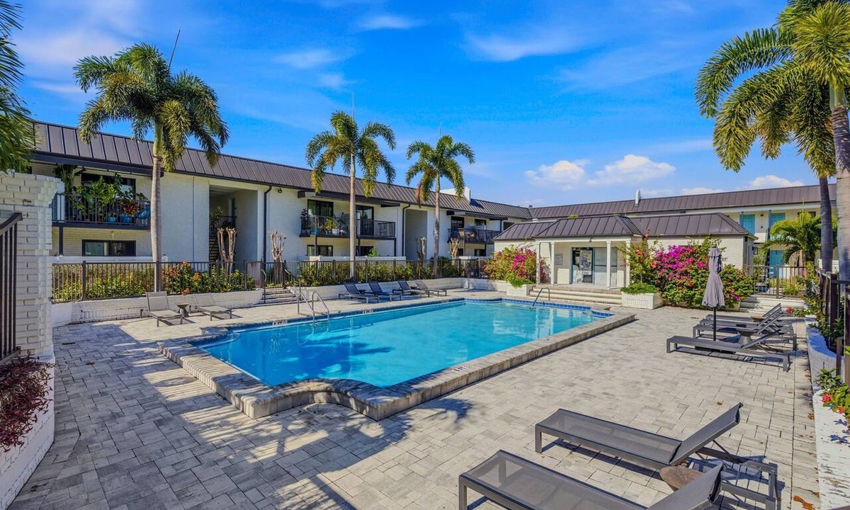 Swann Estates Apartment | Stylish Furnished 2BR in South Tampa | King Bed, Pool