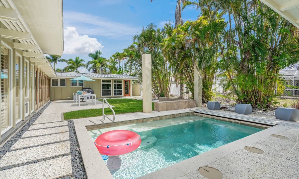 Saint Armands Key House | Stylish Hidden Gem w/Pool Steps to Lido Beach & St. Armands Circle
