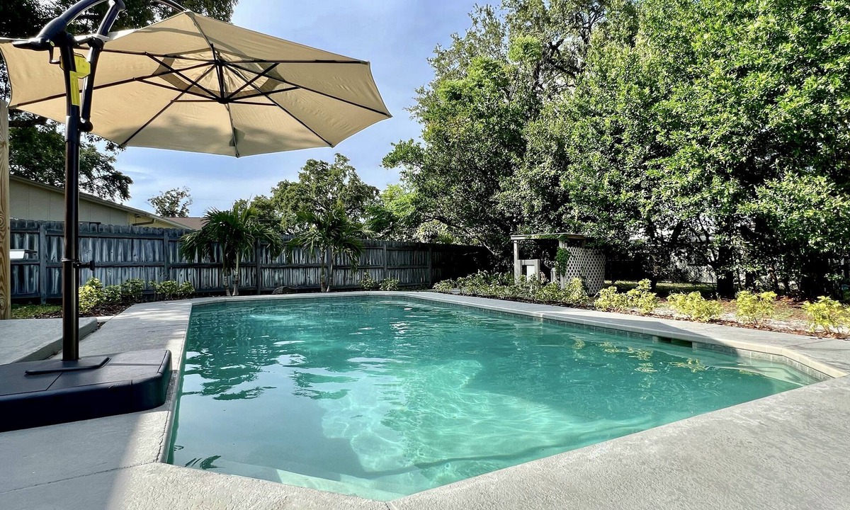 Largo House | Stylish Home. Heated Pool & Spacious Parking