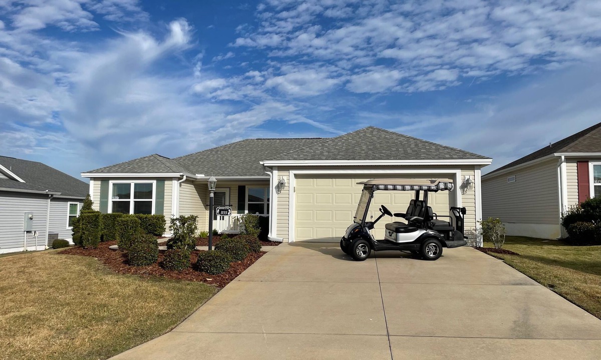 Fruitland Park House | Stylish Home with Golf Cart, Lanai & Prime Location Near Town Squares!