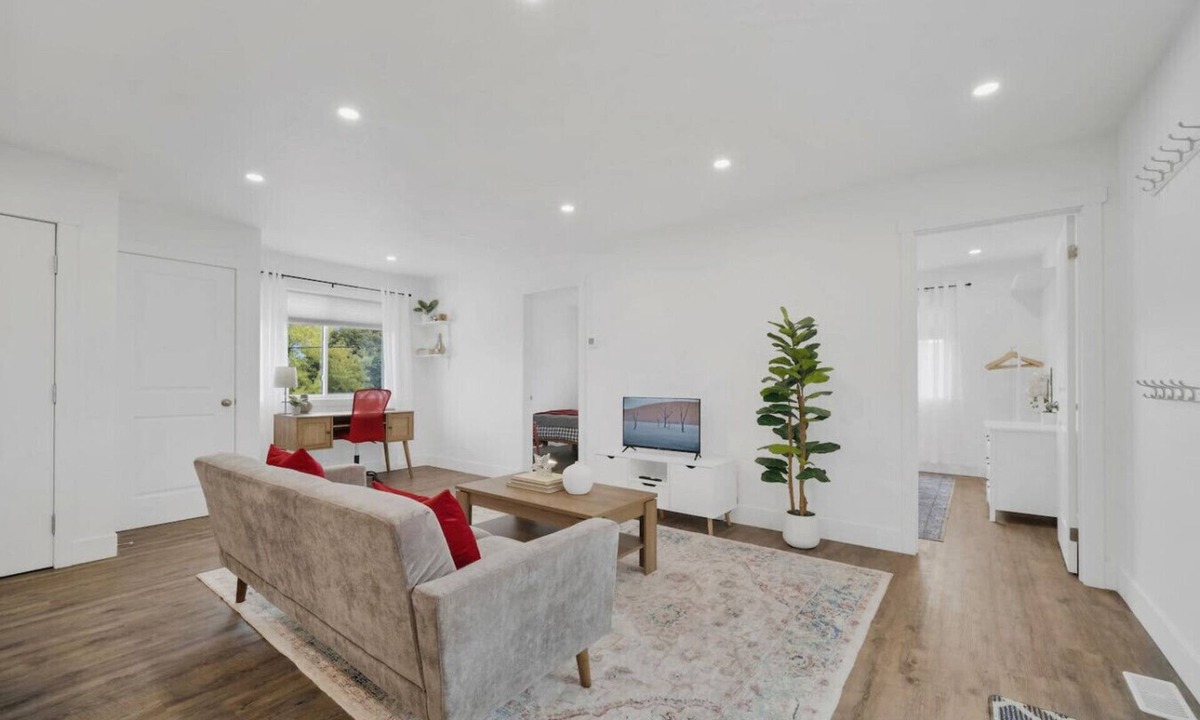 Rosemount House | Stylish Main Floor Suite | Near Downtown Kitchener
