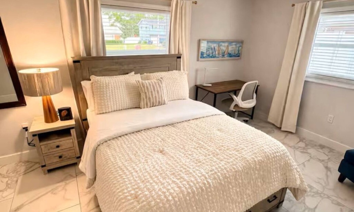Brandon House | Stylish Retreat Resort Backyard Near Tampa