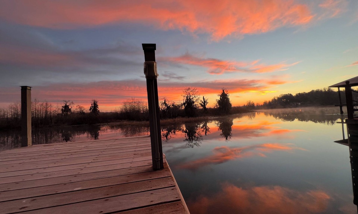 Hernando House | Sublime Sunrise lakefront Dock, FirePit Kayak fishing Boat&boat trailer Parking