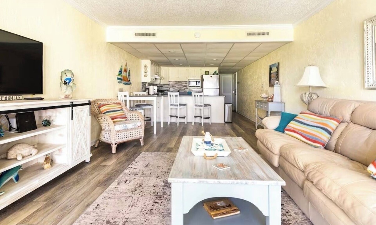 Thomas Drive Condo | Sugar Beach condo steps away from the ocean