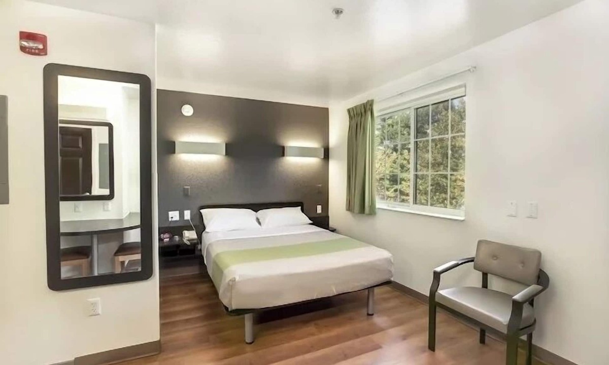 East Brunswick Hotel | Suite Near Exit 9 w/Kitchen
