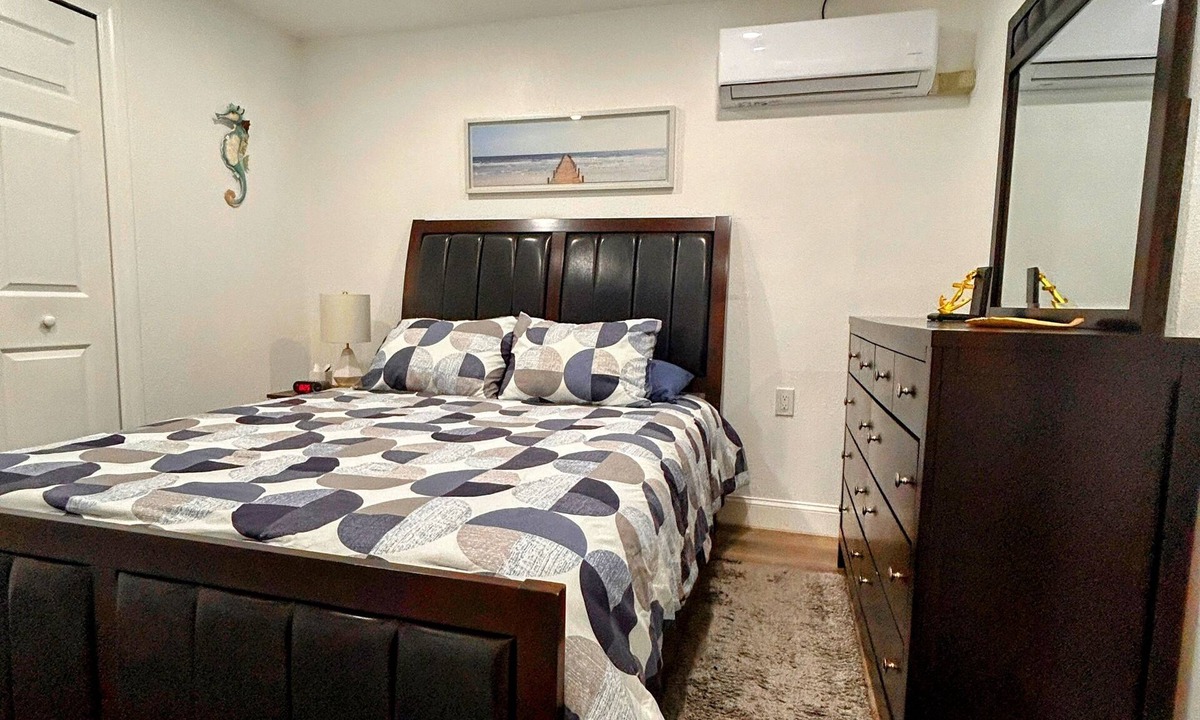 Colonial Hills House | Summer Breezes Holiday: A Charming Suite Near Florida's Best Beaches