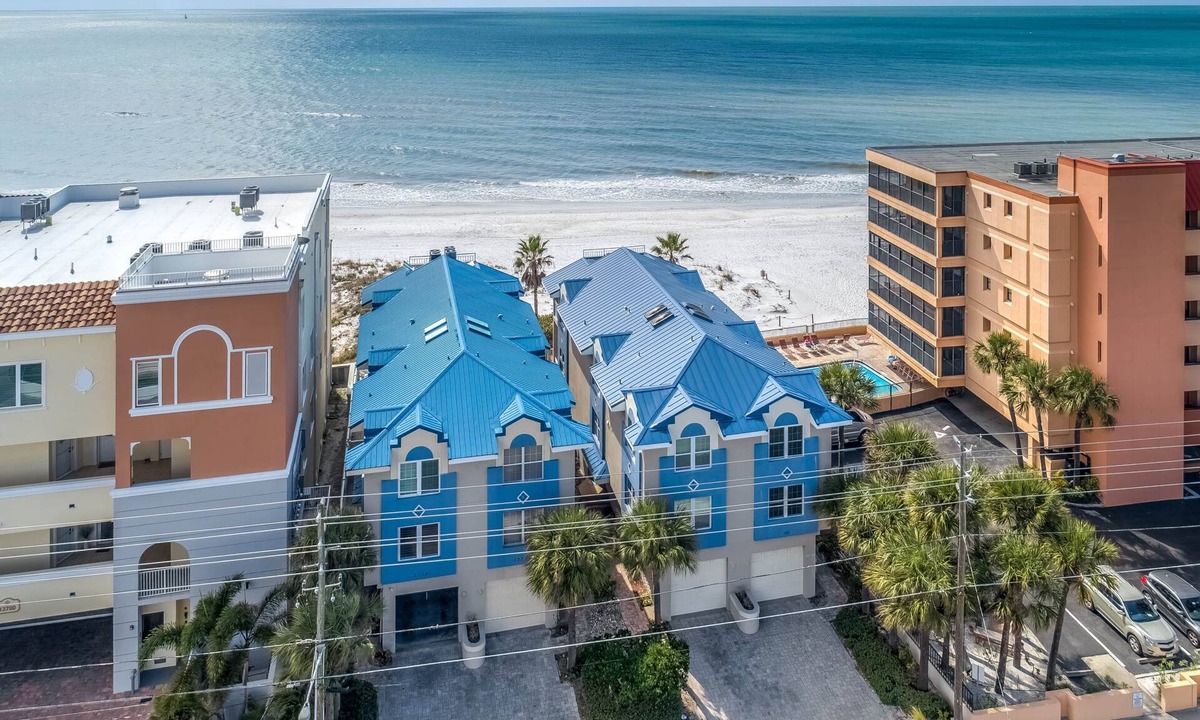 Madeira Beach House | Sun-drenched Townhome on beautiful Madeira Beach!