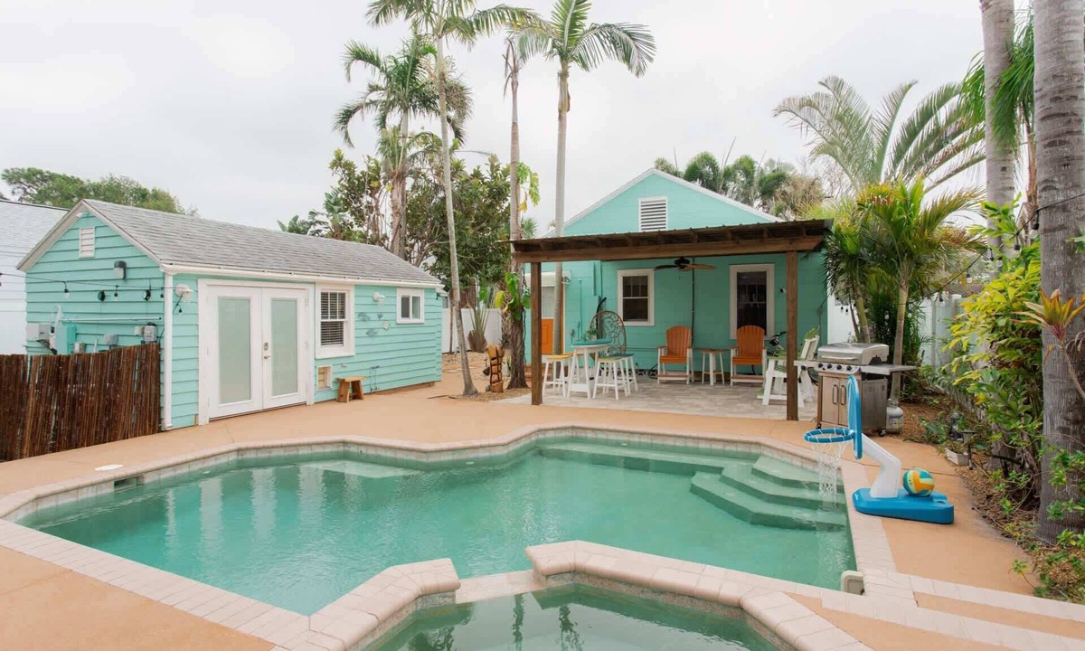 United Central House | "Sun Seeker" Private|Heated Pool|Monthly