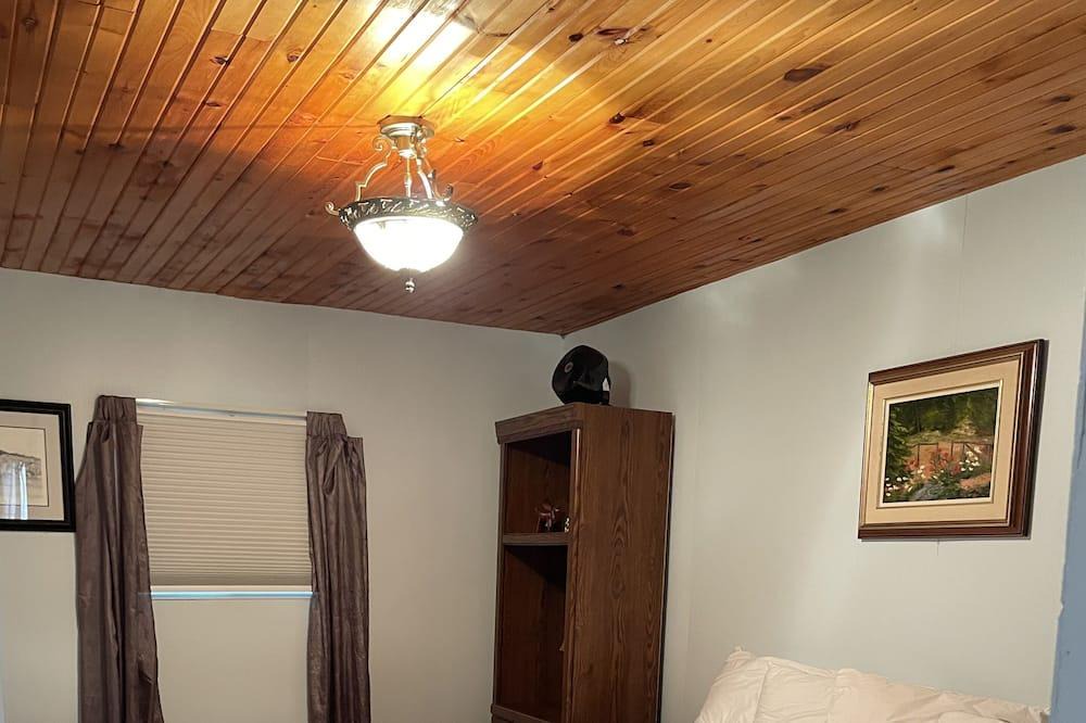 Bishop Corners Cabin | Sunset Bay with Hot Tub